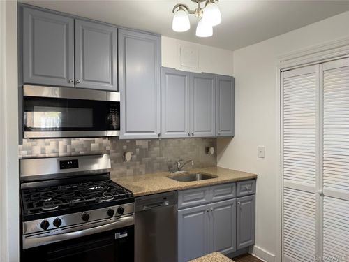 1-147 Grand Central Pkwy, Jamaica, NY, 11435-6336 | Card Image