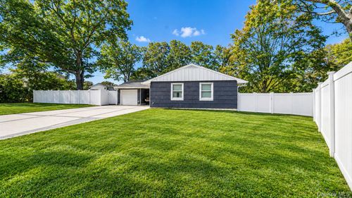 9 Hill St, Ronkonkoma, NY, 11779-1838 | Card Image