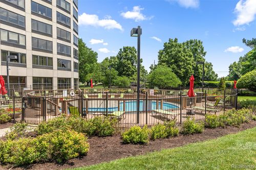 5000 Town Ctr, Southfield, MI, 48075-1110 | Card Image