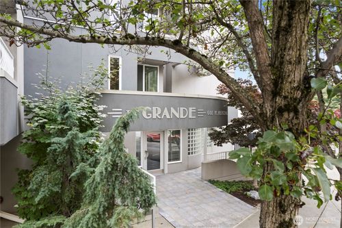 401-601 W Mercer Pl, Seattle, WA, 98119-3886 | Card Image