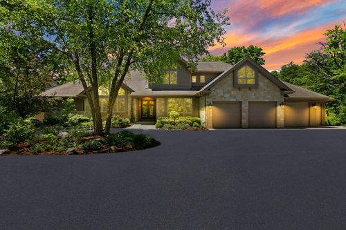 8806 Whispering Pines Trl, Woodstock, IL, 60098-7986 | Card Image