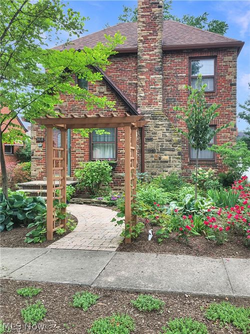 3464 Tuttle Ave, Cleveland, OH, 44111-3027 | Card Image