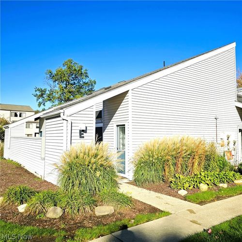 19e-1555 Cedarwood Dr, Westlake, OH, 44145-1875 | Card Image