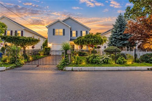 15 Metacomet Ave, Rumford, RI, 02916-3118 | Card Image