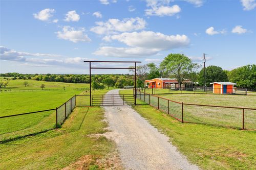 1406 N Johnson Loop, Montague, TX, 76251-1104 | Card Image