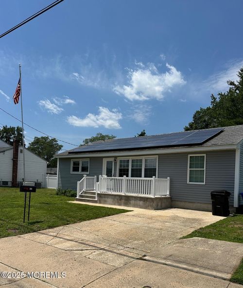 422 Maple Dr, Belford, NJ, 07718-1072 | Card Image