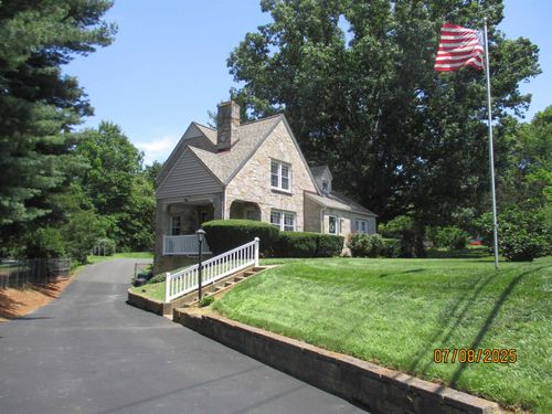 835 Rosser Ave, Waynesboro, VA, 22980-3443 | Card Image