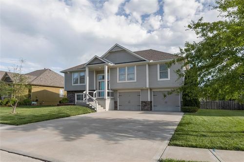 2301 Ne Treetop, Blue Springs, MO, 64029-7805 | Card Image