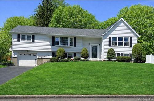 1 Pommel Dr, Newburgh, NY, 12550-3845 | Card Image