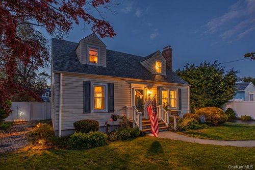 7 W Elm St, Islip, NY, 11751-2703 | Card Image