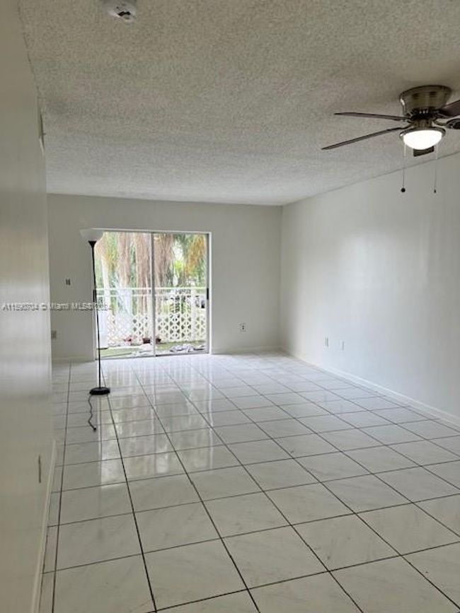 210-B - 11307 Sw 200th St, Condo with 2 bedrooms, 2 bathrooms and null parking in Miami FL | Image 4