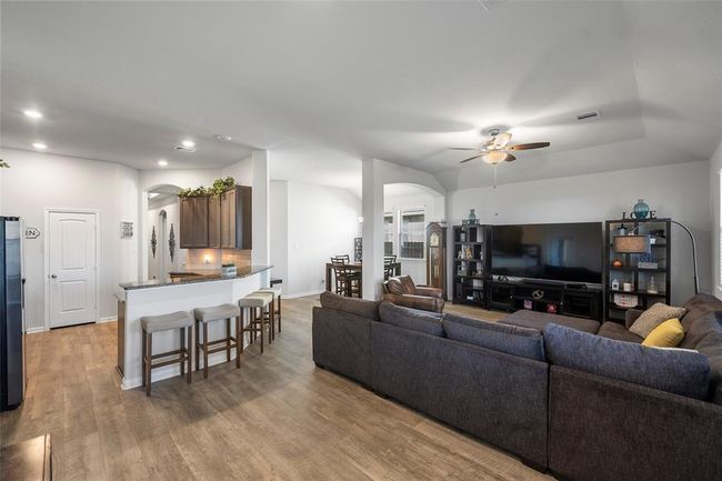 Nice open concept living area | Image 16