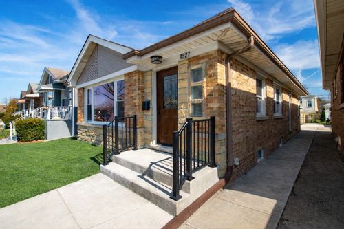 4527 N Newcastle Ave, Harwood Heights, IL, 60706-4831 | Card Image