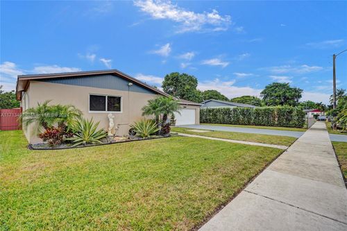 19610 Ne 1st Pl, Miami, FL, 33179 | Card Image