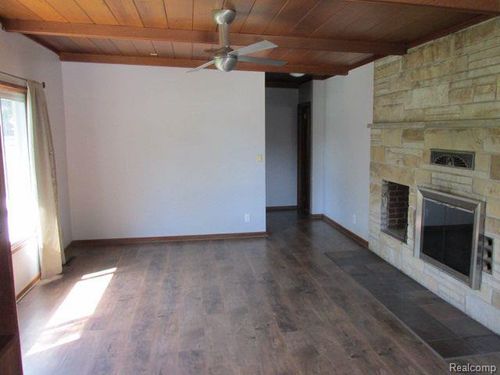 40 Regents Dr, Troy, MI, 48084-5419 | Card Image