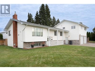 2822 Sycamore Cres, House other with 4 bedrooms, 3 bathrooms and null parking in Prince George BC | Image 2