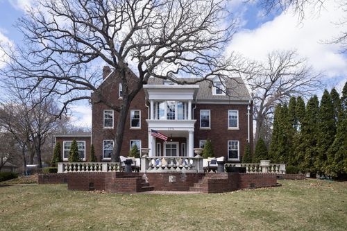 2774 W Lake Of The Isles Pkwy, Minneapolis, MN, 55416-4337 | Card Image