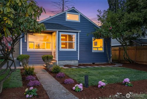 704 N 104th St, Seattle, WA, 98133-9212 | Card Image