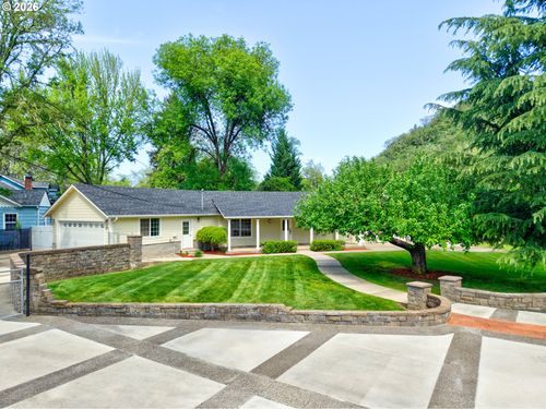4081 Douglas Ave, Roseburg, OR, 97470-8003 | Card Image
