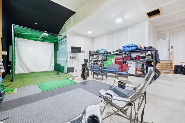 Exercise area with golf simulator | Image 31