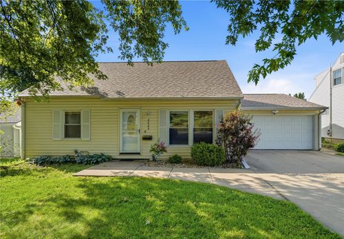 2423 1st Ave Sw, Cedar Rapids, IA, 52405 | Card Image