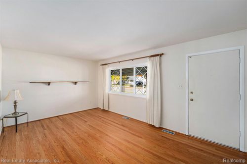 34309 Rosslyn St, Westland, MI, 48185-3661 | Card Image