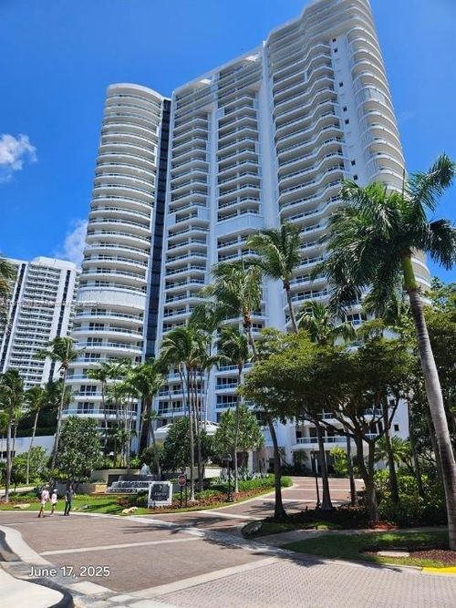 501-21050 Ne 38th Ave, Aventura, FL, 33180-4073 | Card Image