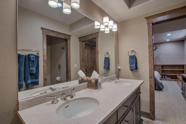 Shared bathroom between bedrooms #4 and #5. | Image 38