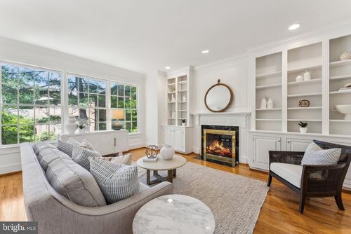 4819 Foxhall Cres Nw, Washington, DC, 20007-1052 | Card Image