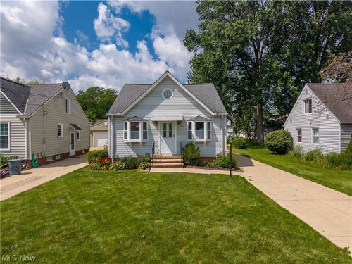 5572 Porter Rd, North Olmsted, OH, 44070-4249 | Card Image