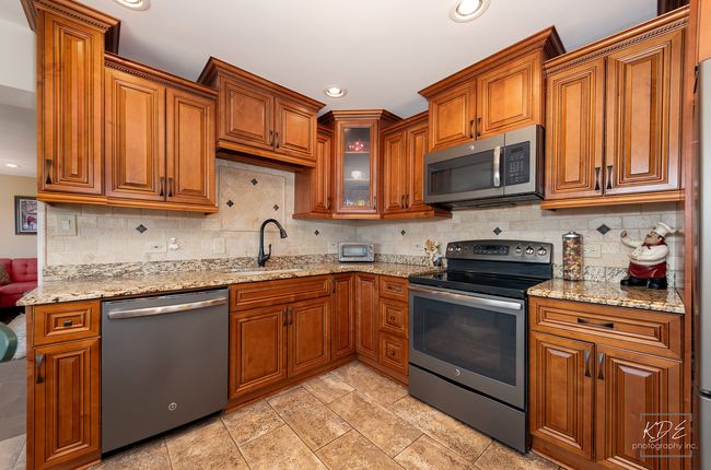 9236 Pembroke Ln, House other with 4 bedrooms, 3 bathrooms and 2 parking in Bridgeview IL | Image 7