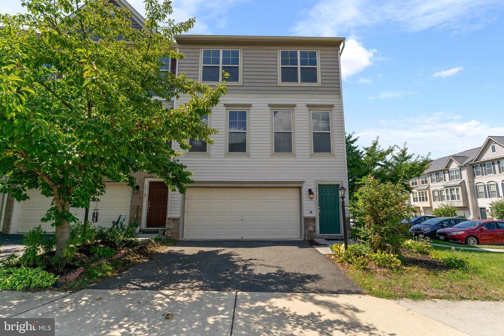 Residential Lease in BROADLANDS