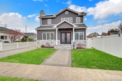 8 Vernon St, Farmingdale, NY, 11735-4254 | Card Image