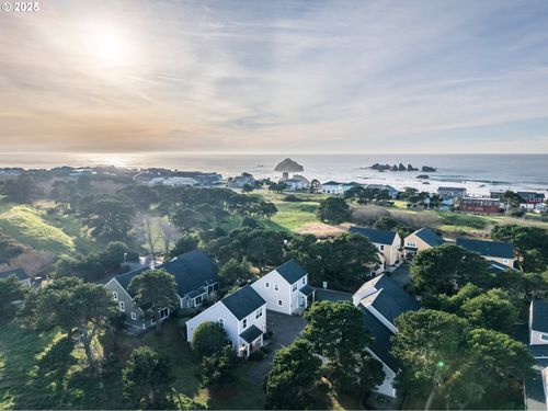 1499 Ginkgo Ct, Bandon, OR, 97411-8882 | Card Image