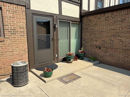 311 Country Club Dr, Saint Clair Shores, MI, 48082-1060 | Card Image