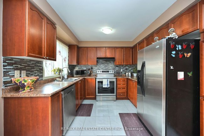 39 Decker Hollow Cir, House attached with 3 bedrooms, 6 bathrooms and 2 parking in Brampton ON | Image 7