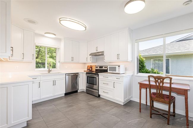 $40000 new kitchen! room for a small dining table or desk. Stainless appliances, stainless farm sink. | Image 4