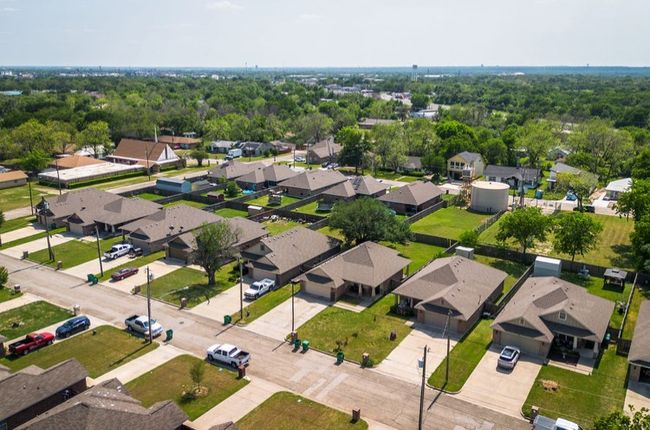 310 N Bermuda St, House other with 3 bedrooms, 2 bathrooms and null parking in Lacy Lakeview TX | Image 6