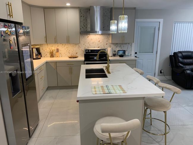 8271 - 8271 Sw 39 Th Ct, House other with 3 bedrooms, 2 bathrooms and null parking in Davie FL | Image 12