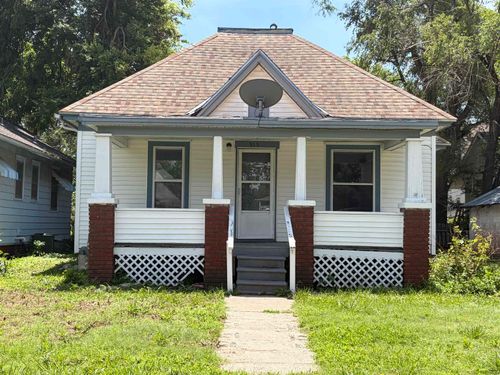 915 Park St, Salina, KS, 67401-2130 | Card Image