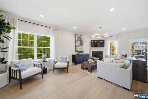 32 Melbourne Drive, Oakland, NJ, 07436 | Card Image