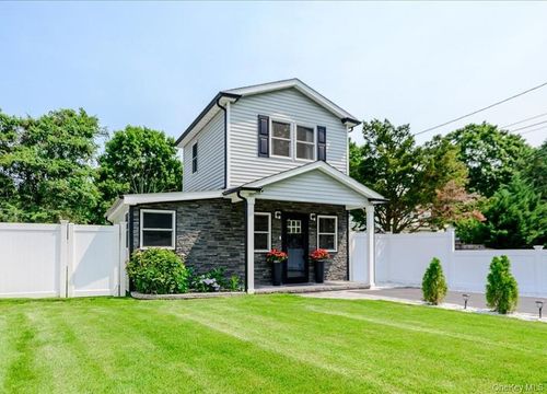 35 Rose St, Islip, NY, 11751-3711 | Card Image