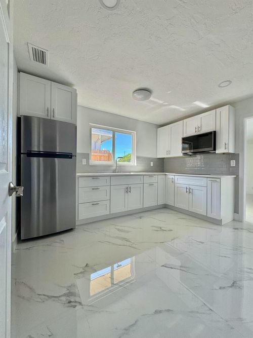 2826 Floral Rd, LAKE WORTH, FL, 33462-3821 | Card Image