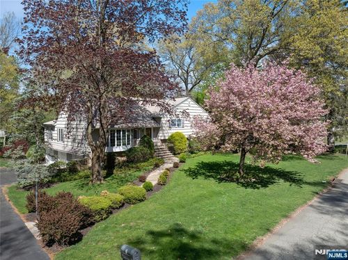 7 Douglas Ter, Woodcliff Lake, NJ, 07677-7813 | Card Image
