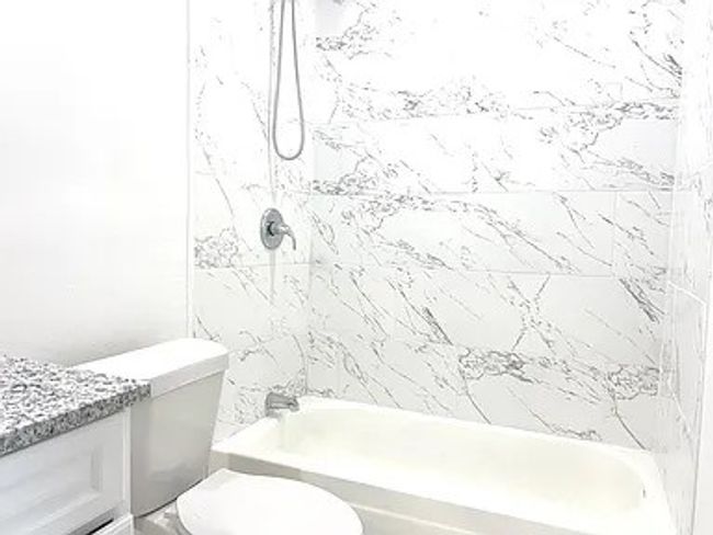 Bathroom with vanity and shower / bathtub combination | Image 9