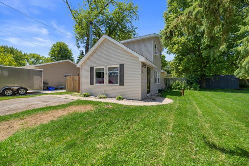 326 Woodlawn Ave, Burlington, WI, 53105-9633 | Card Image
