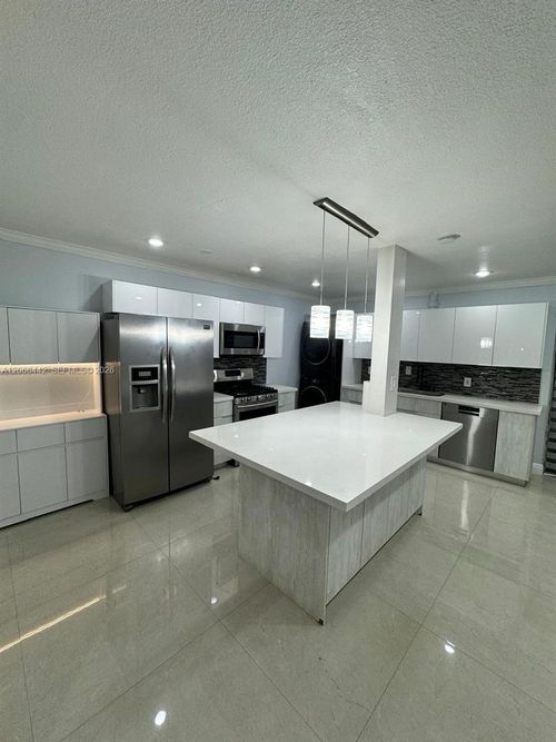 6812-6812 Brookline Dr, Hialeah, FL, 33015-2403 | Card Image