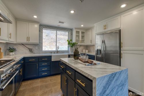 121 Diamond Cove Ter, San Francisco, CA, 94134-3382 | Card Image