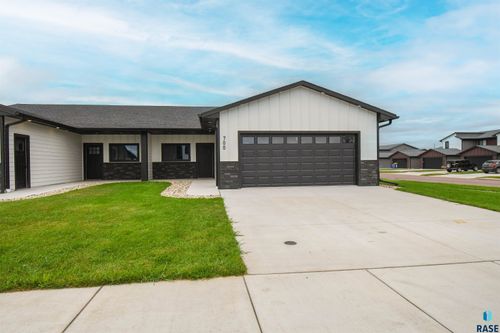 700 N Clark St Street, Lennox, SD, 57039 | Card Image