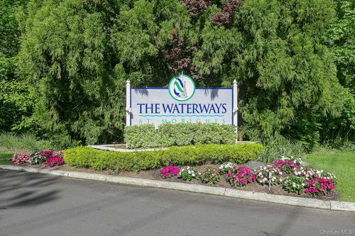 477 Woodscreek Ct, Moriches, NY, 11955-1722 | Card Image